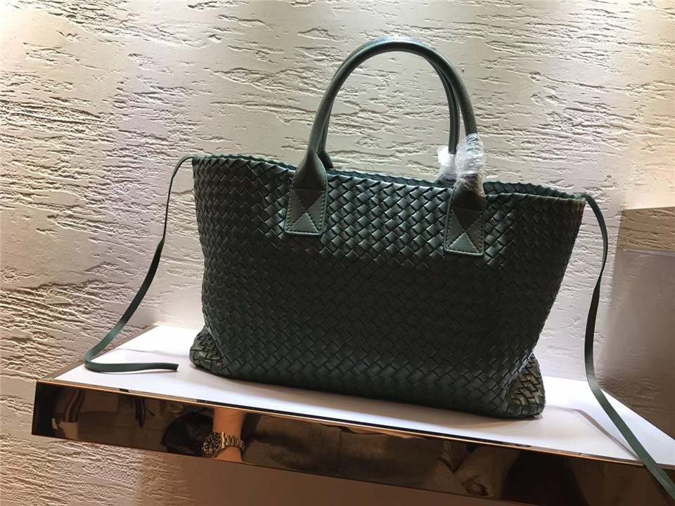 B0tt*ga Ven*ta sheepskin knitted large shopping bags in Green