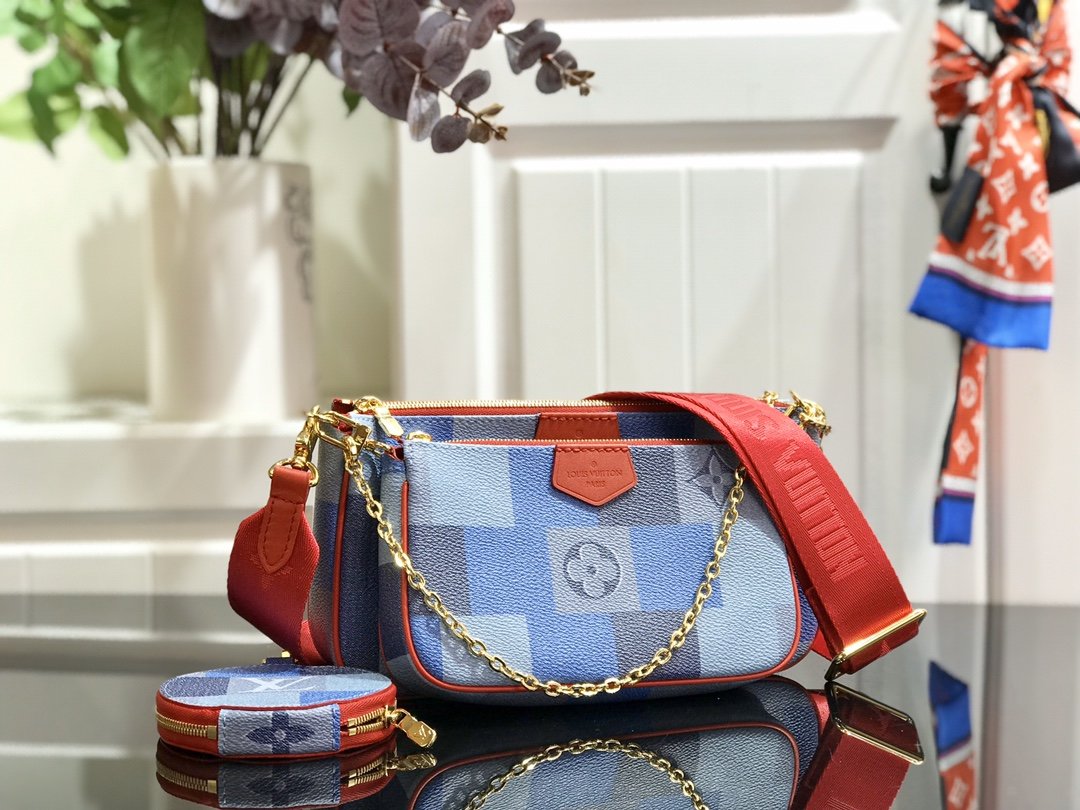 LV Pochette Favorite Monogram bag M44823
