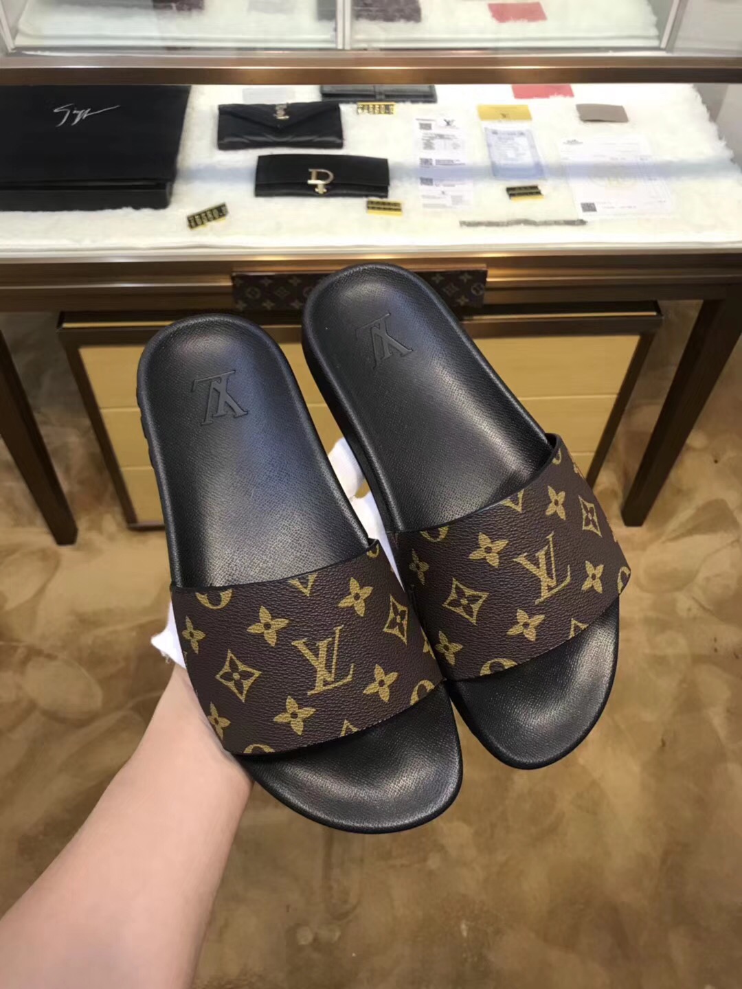 L0vis Vvtt0n Slipper 004