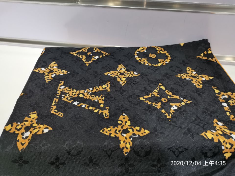 L0vis Vvtt0n Scarf