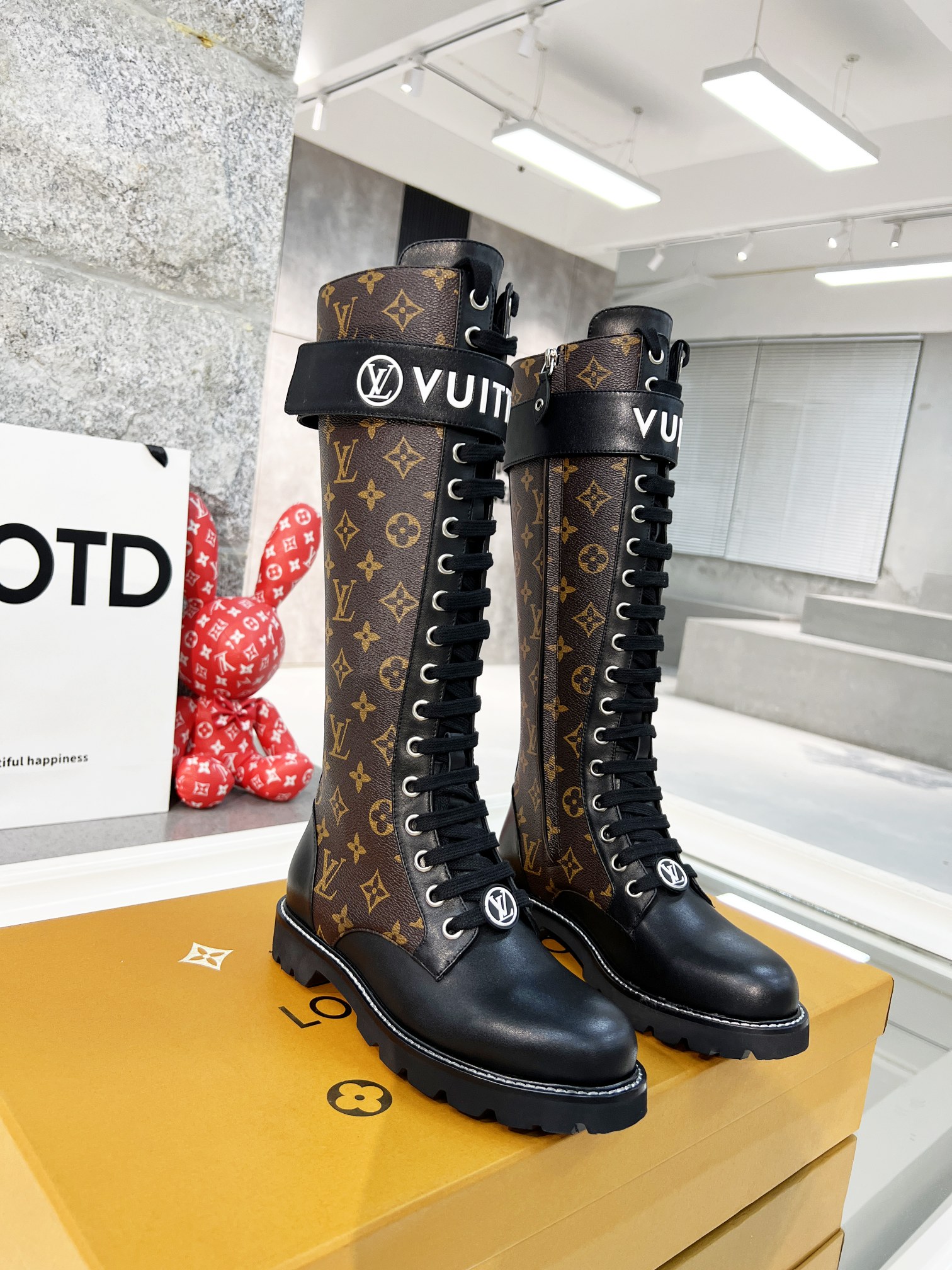 L0vis Vvtt0n Boots Monogram 