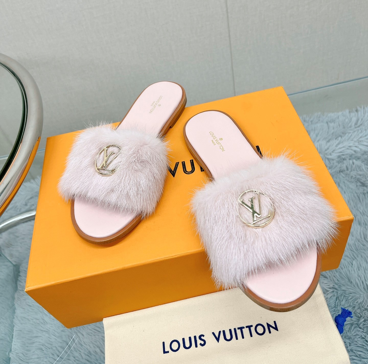 Bagsaaa L0vis Vvtt0n Fur Light Pink Slides