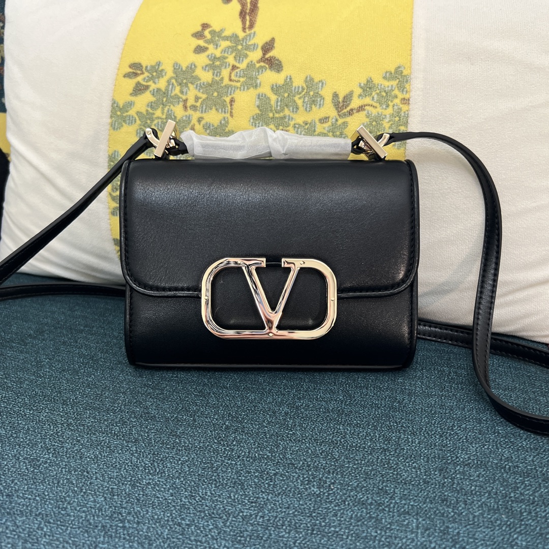 Bagsaaa Va1e*ntin0 Garavani small VLogo Type shoulder black bag - 18x13x5cm