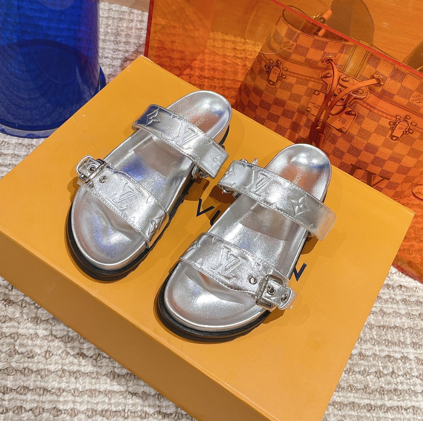 Bagsaaa L0vis Vvtt0n Bom Dia Flat Comfort Mule Silver Monogram-embossed calf leather