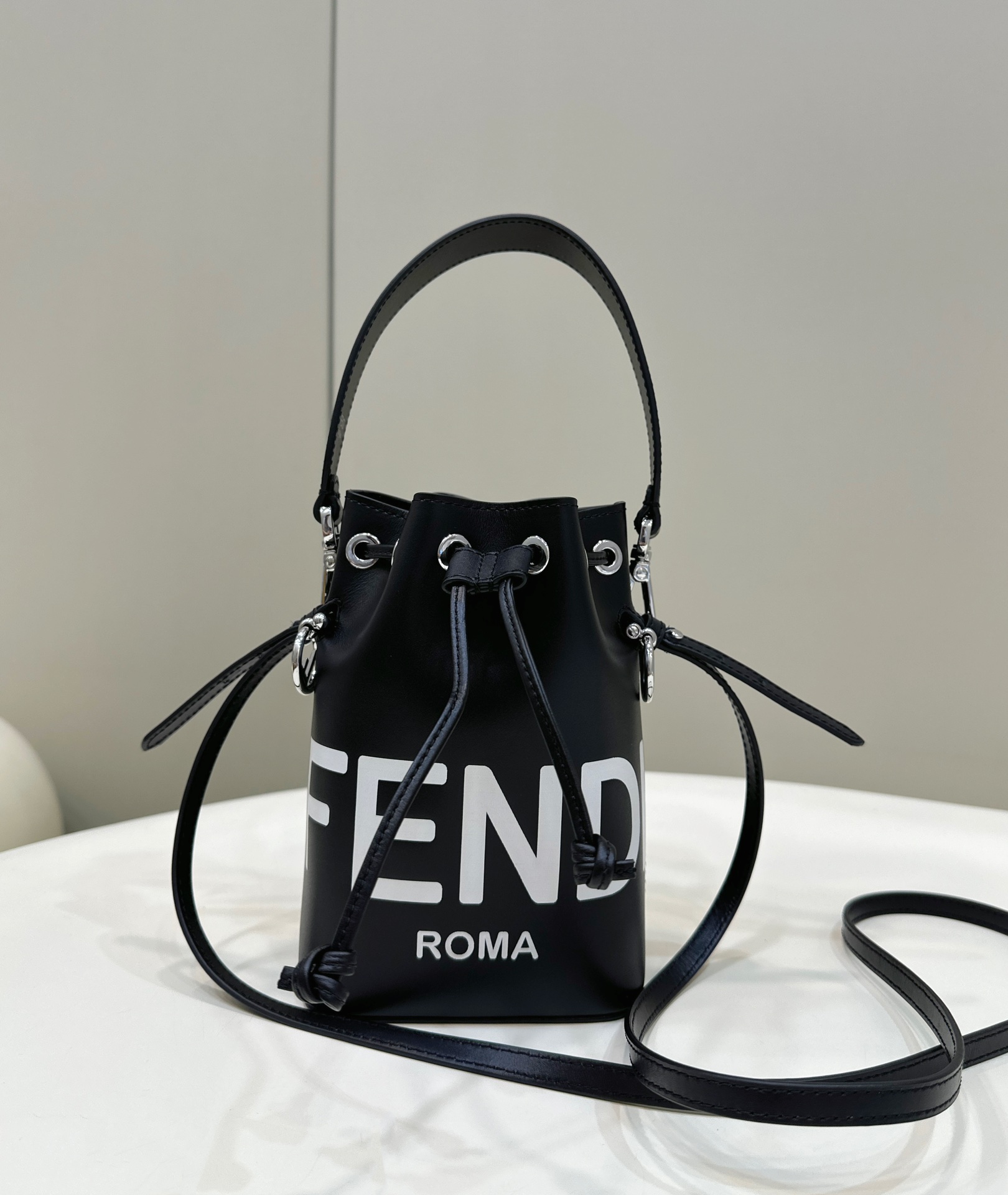 Bagsaaa F**di Mon Tresor Black leather mini-bag - 18x12x10cm