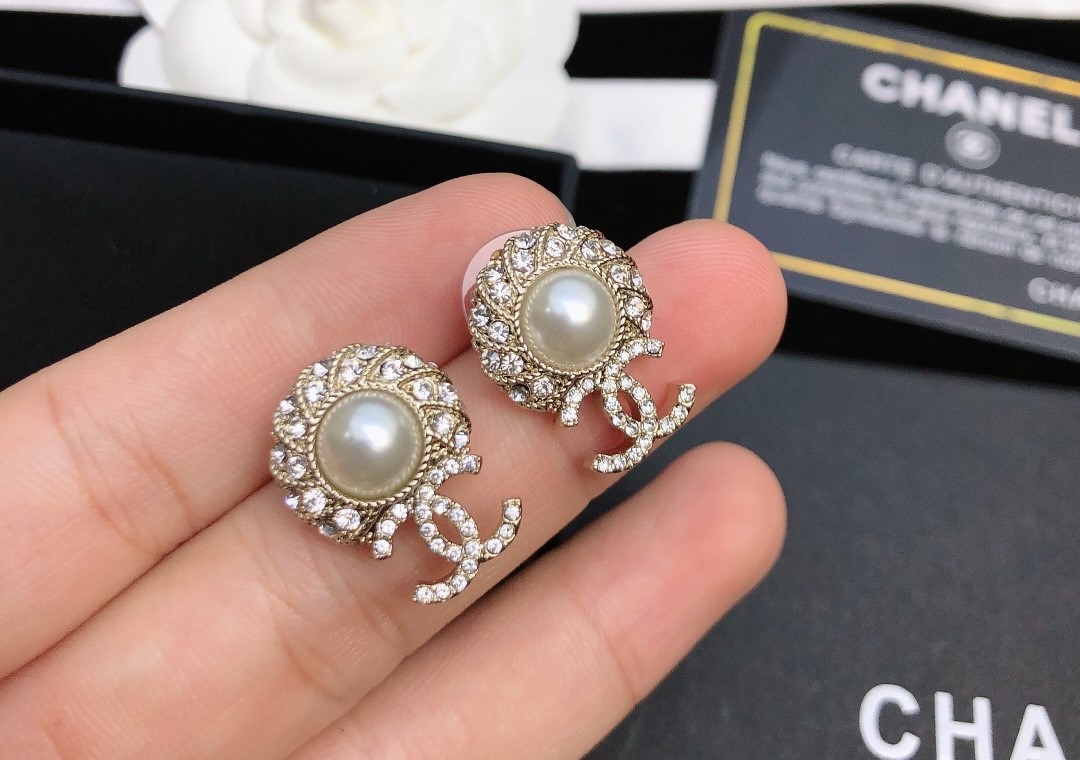 Bagsaaa Ch**el Teardrop Pearl Gold Earrings
