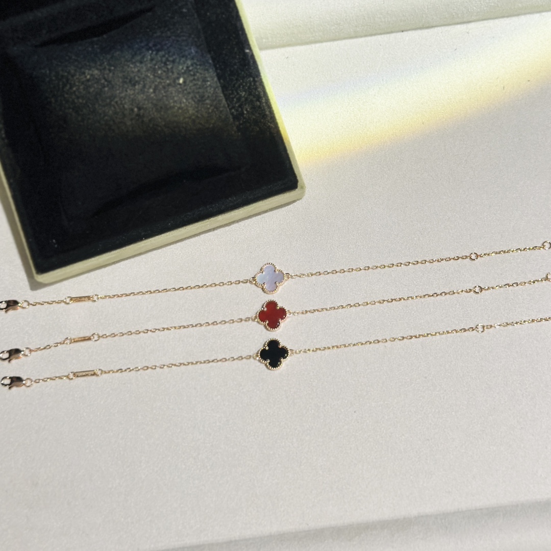 Bagsaaa V*n Cl**f & Arp*1s Sweet Alhambra bracelet