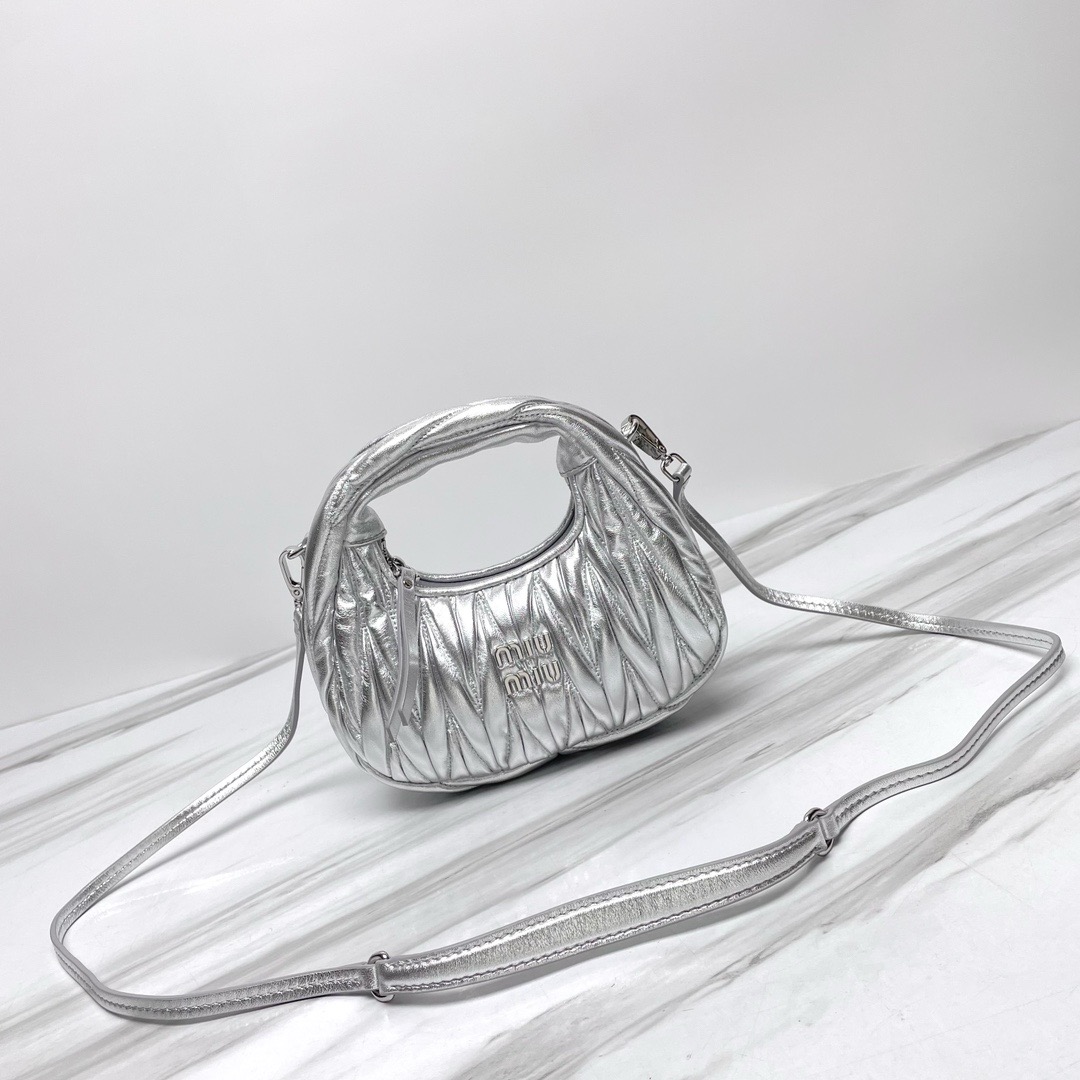 Bagsaaa M1um1u Wander Matelasse Leather Silver 18cm