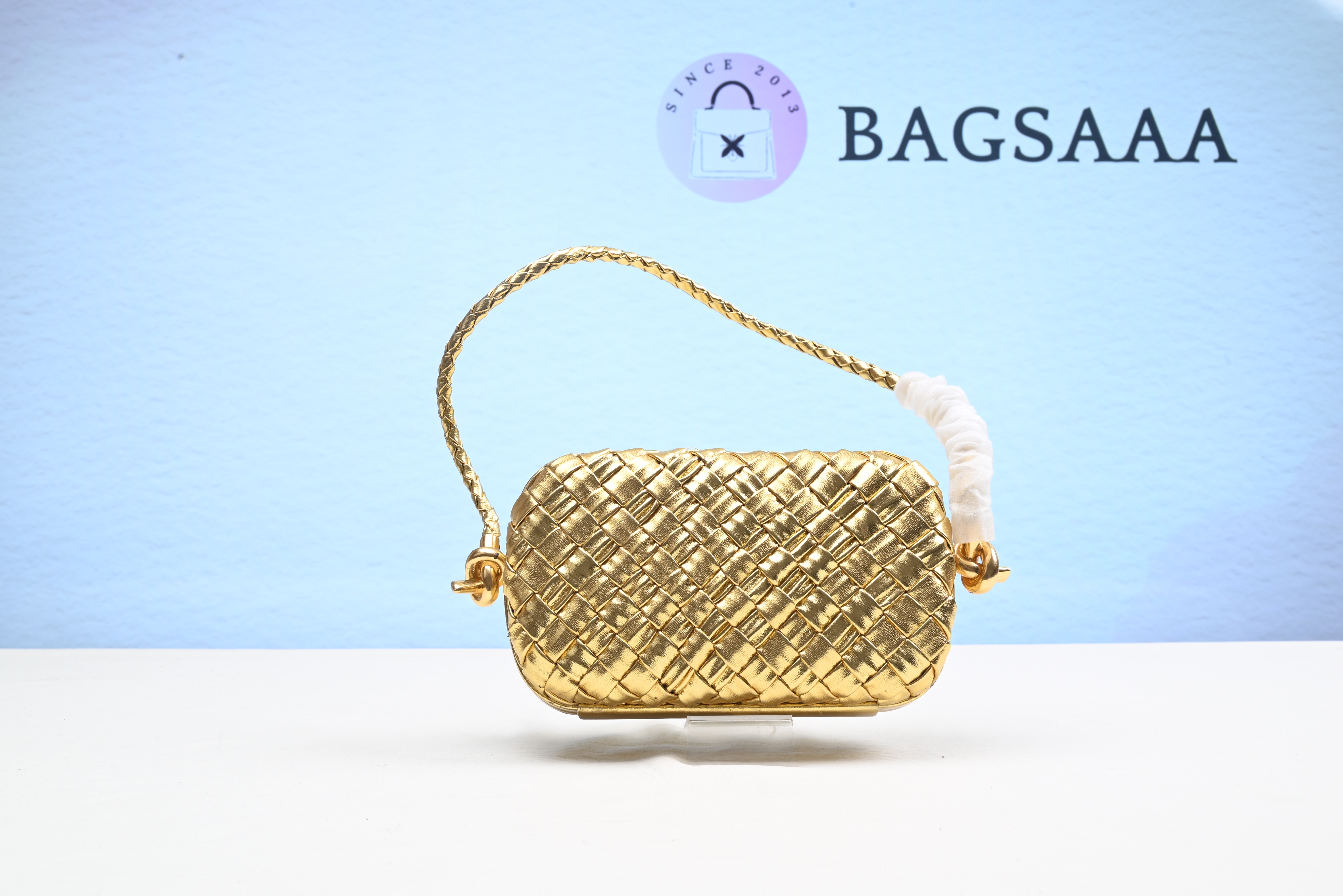 Bagsaaa B0tt*ga Ven*ta Knot-embellished Metallic Intrecciato Plissé Leather Shoulder Bag In Gold