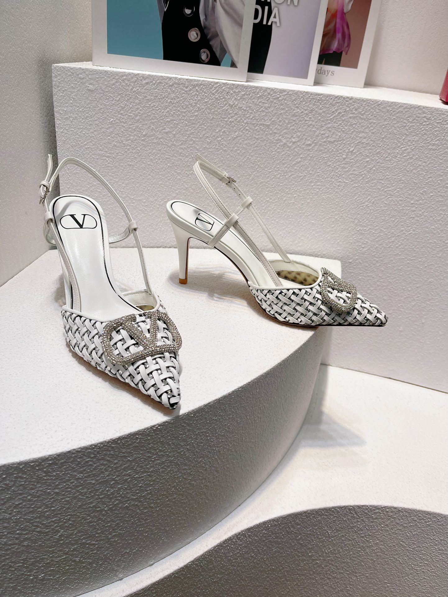 Bagsaaa Va1e*ntin0 White Slingback Heel