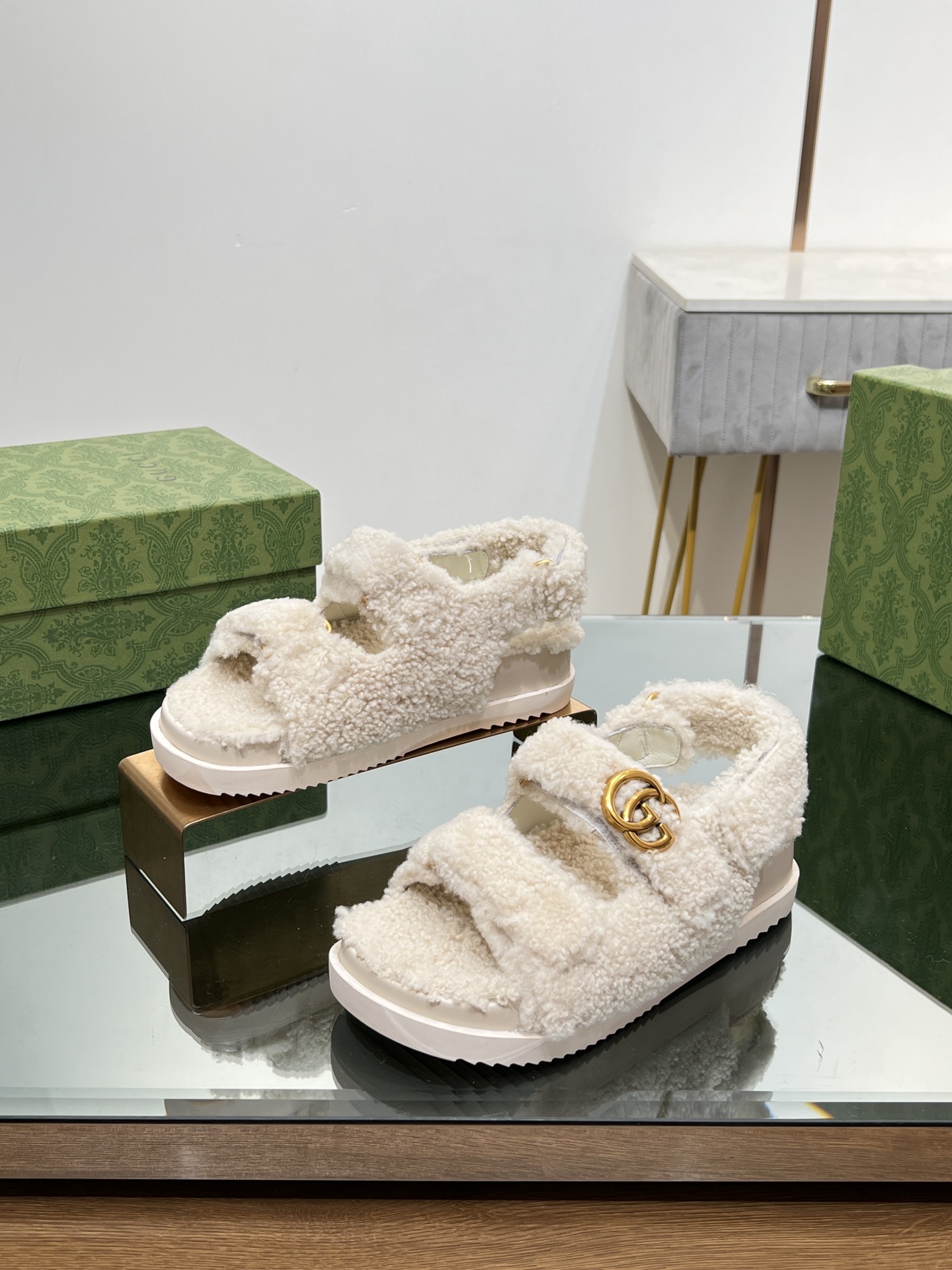 Bagsaaa Gvc*1 White Shearling Sandals