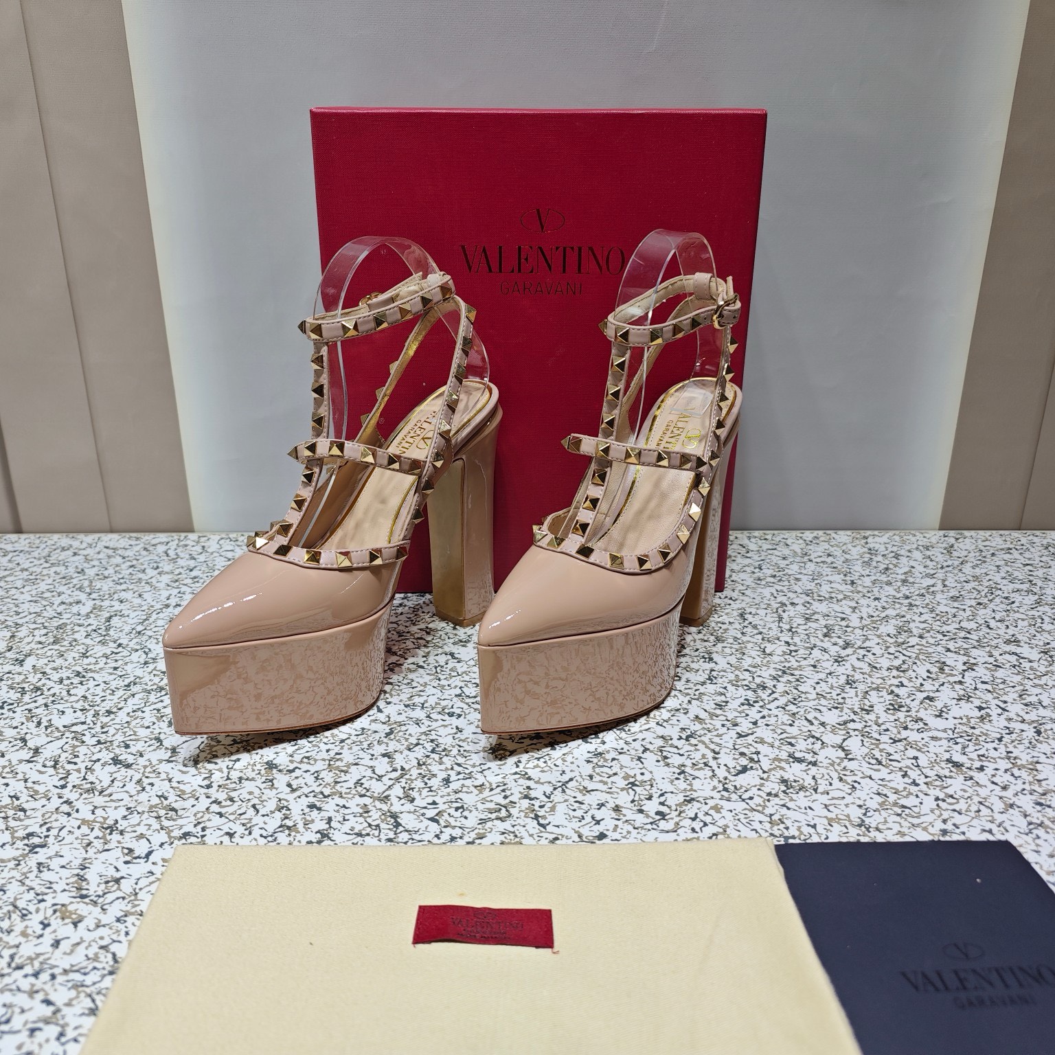 Bagsaaa Va1e*ntin0 Garavani Rockstud patent leather platform pumps in nude