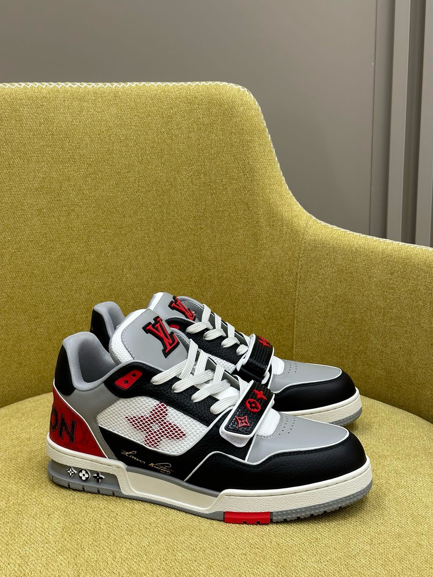 Bagsaaa L0vis Vvtt0n Red Trainer Sneaker