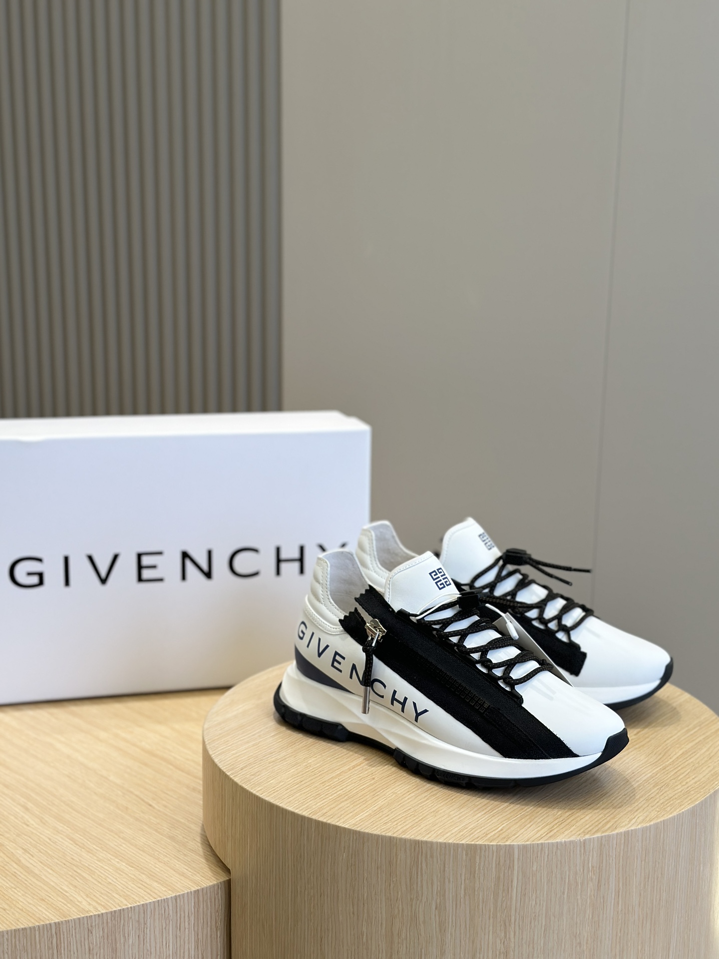Bagsaaa Givenchy Spectre zipped leather trainers white and shoes
