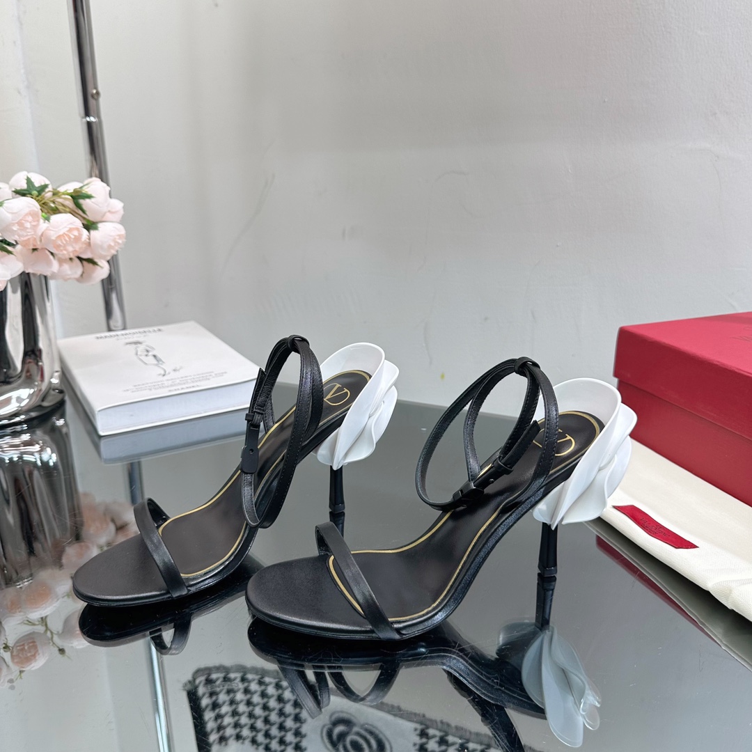 Bagsaaa Va1e*ntin0 Black With White Flower Heels