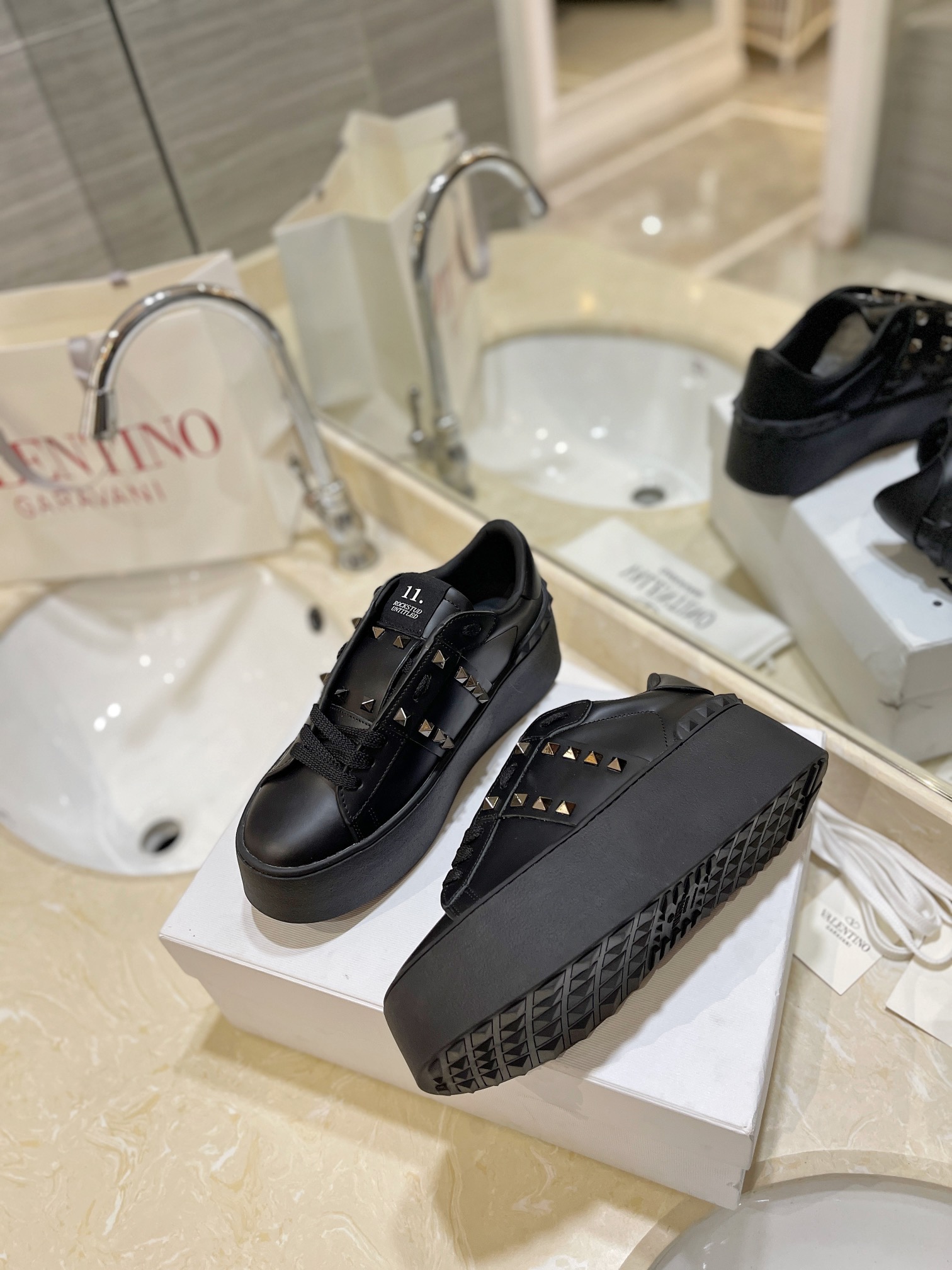 Bagsaaa Va1e*ntin0 Garavani Rockstud Untitled leather flatform sneakers in black