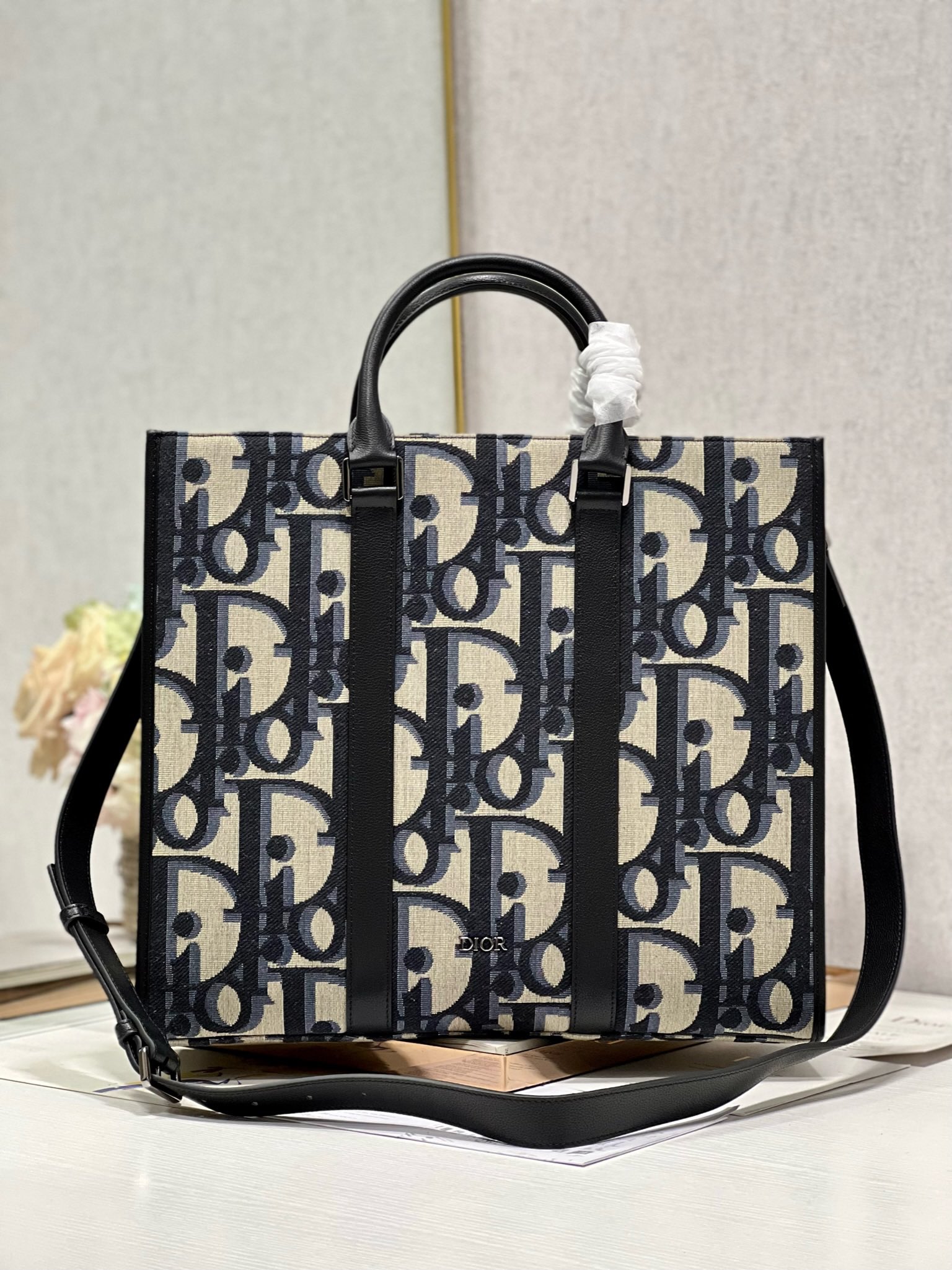 Bagsaaa D10r East - West Tote Bag Beige and Black Maxi D10r Oblique Jacquard