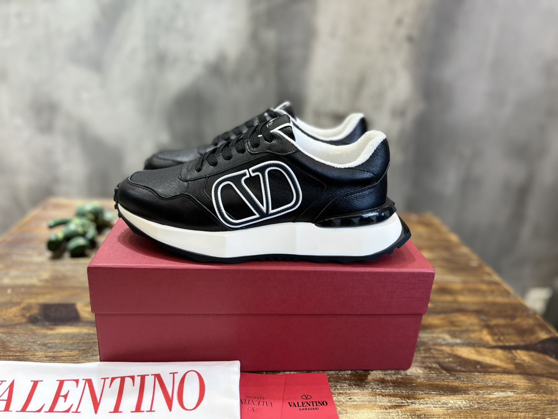 Bagsaaa Va1e*ntin0 Black Sneakers
