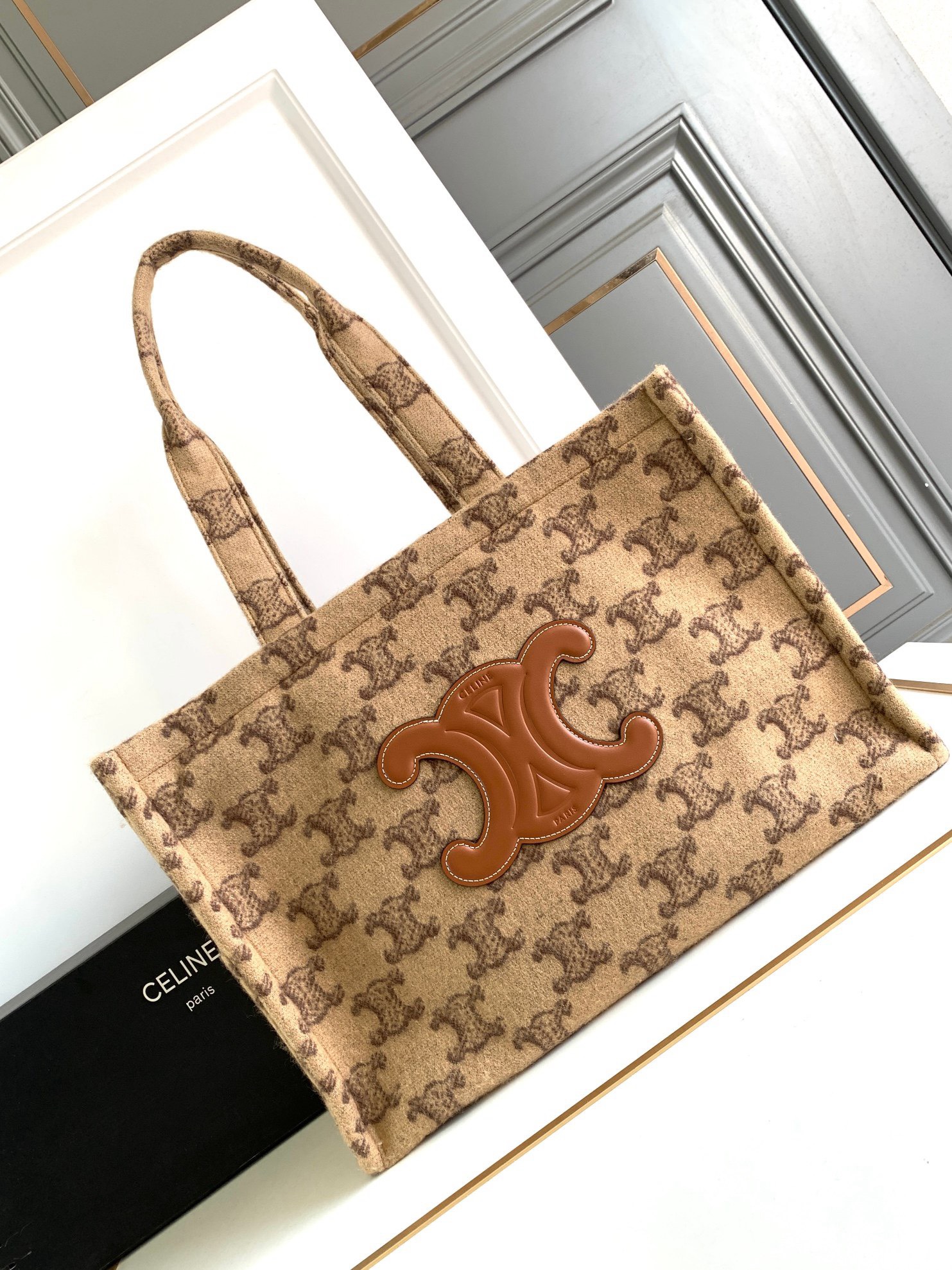 Bagsaaa Ce1i*e Cabas Thais in Raffia Triomphe Jacquard Camel - 41x28x17cm