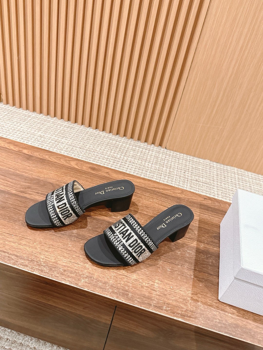 Bagsaaa D10r Dway Sandals 