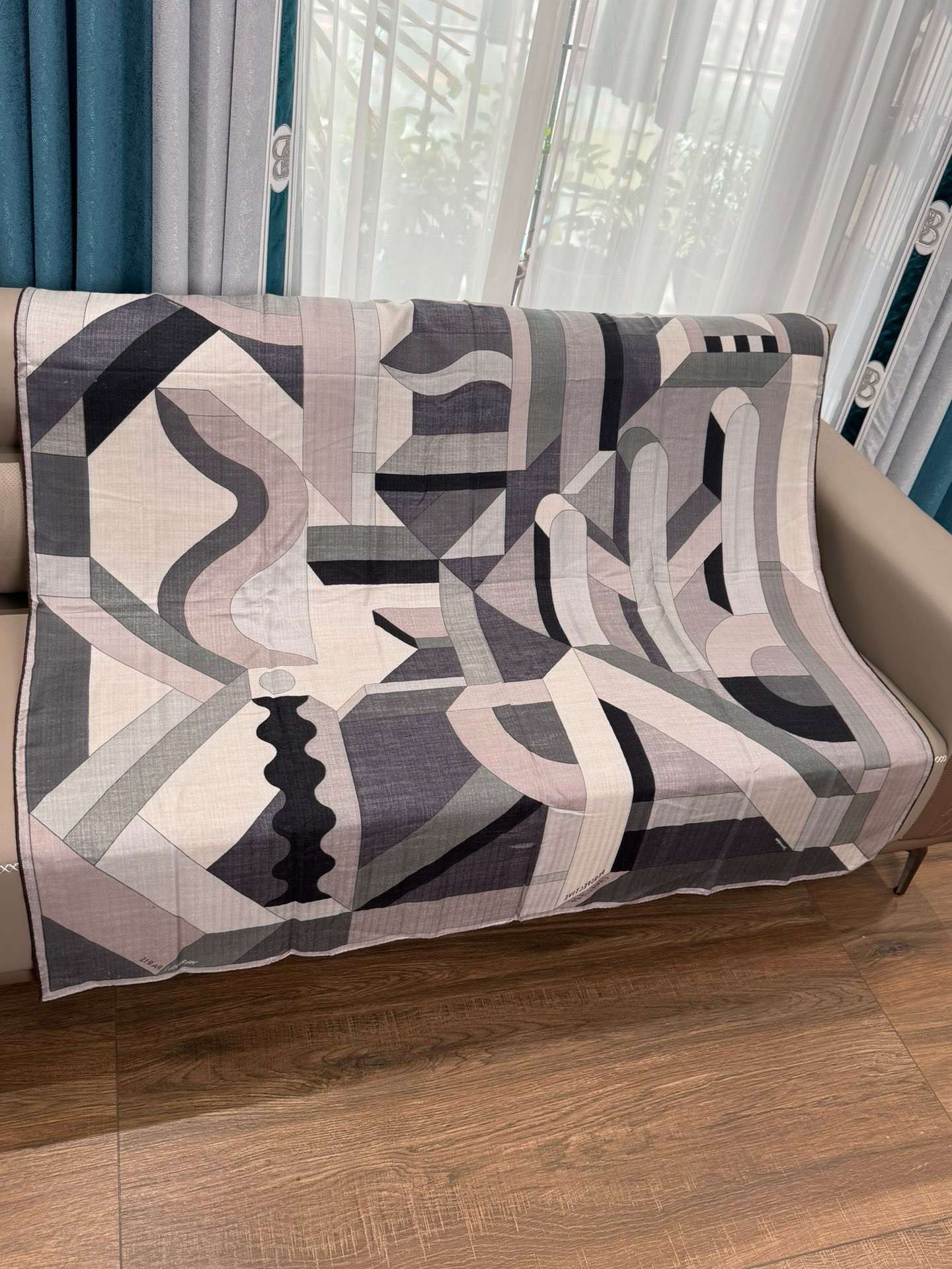 Bagsaaa H**me5 Scarf 04 - 140x140cm