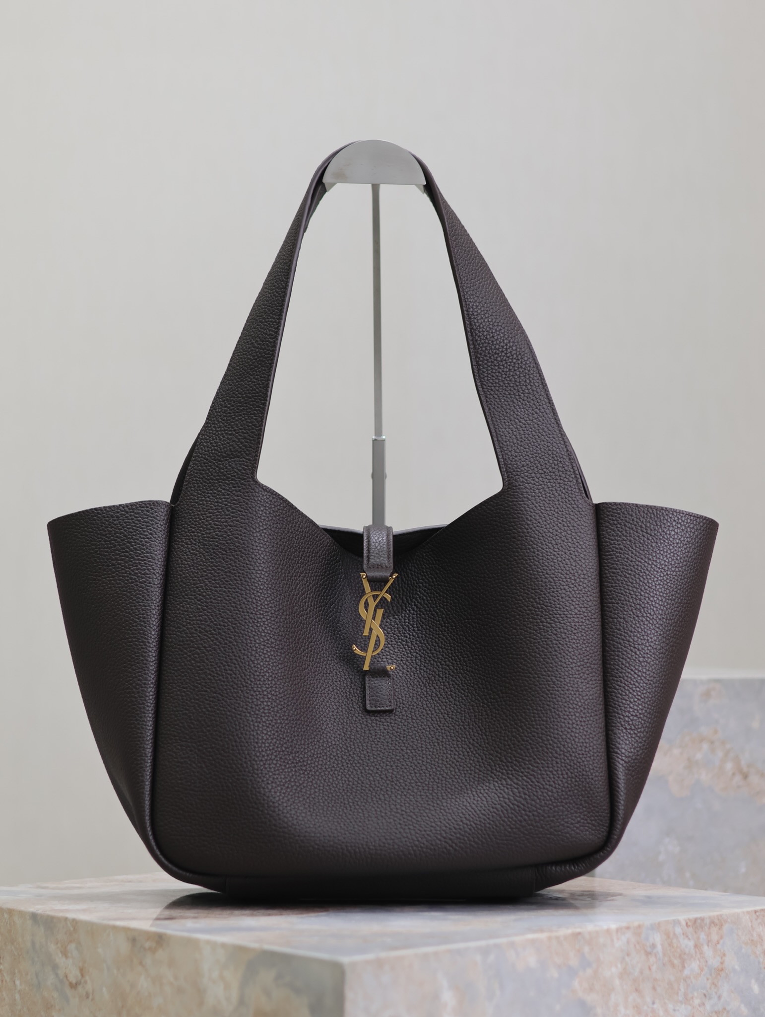Bagsaaa Y51 Le 5 À 7 Bea In Grained Leather Marron Fonce - 50 X 28 X 18 CM