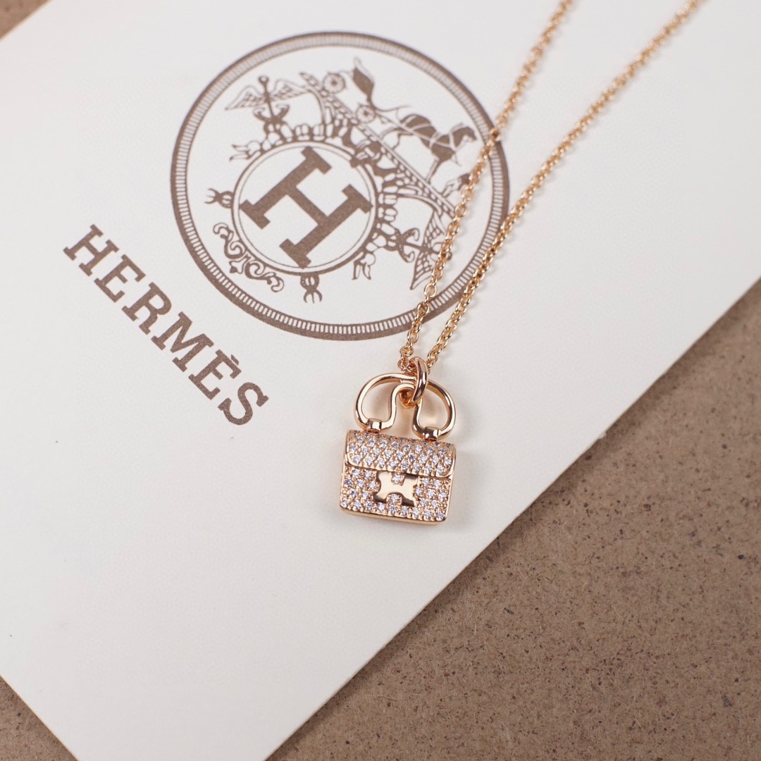 Bagsaaa H**me5 Amulettes Constance pendant rose gold