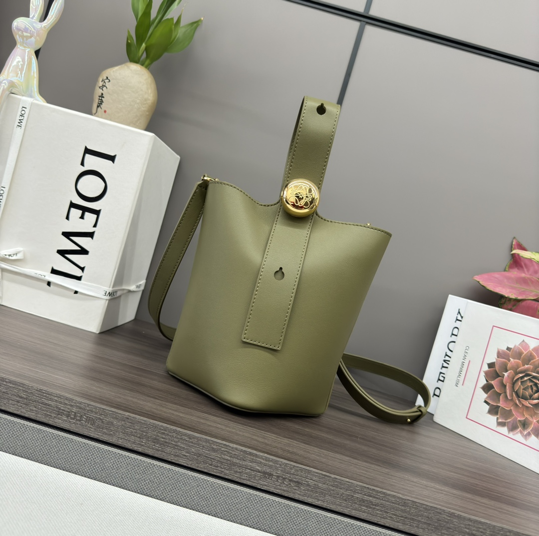 Bagsaaa L0ew* Mini Pebble bucket in smooth calfskin olive green - 16*16*19.5CM