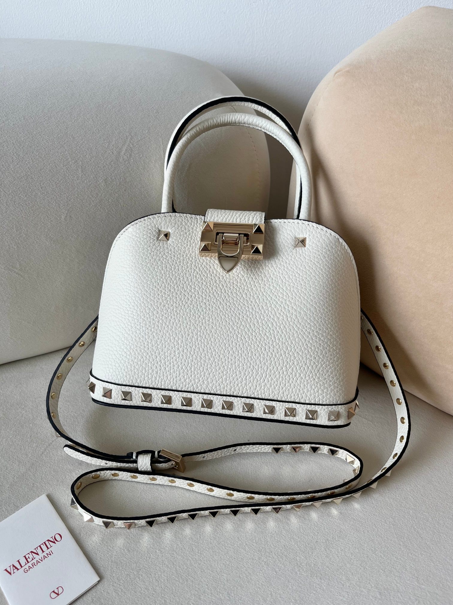 Bagsaaa Va1e*ntin0 Garavani Rockstud Small Handbag In Grainy Calfskin Ivory - 21cm