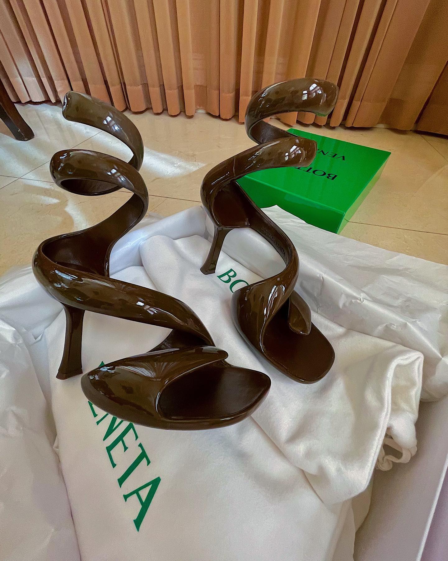 Bagsaaa B0tt*ga Ven*ta Chocolate brown swirl strap heels