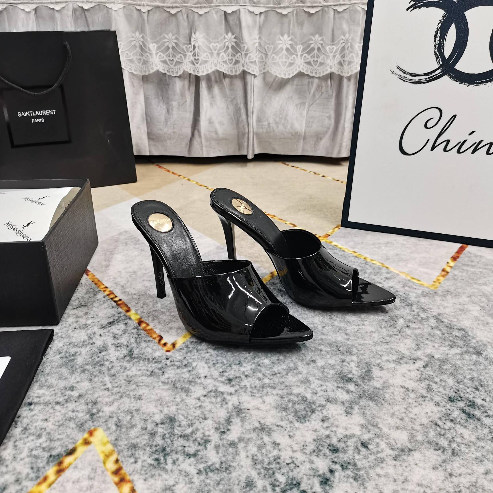 Bagsaaa Y51 Sa1nt Lau*nt Romy patent leather mules black