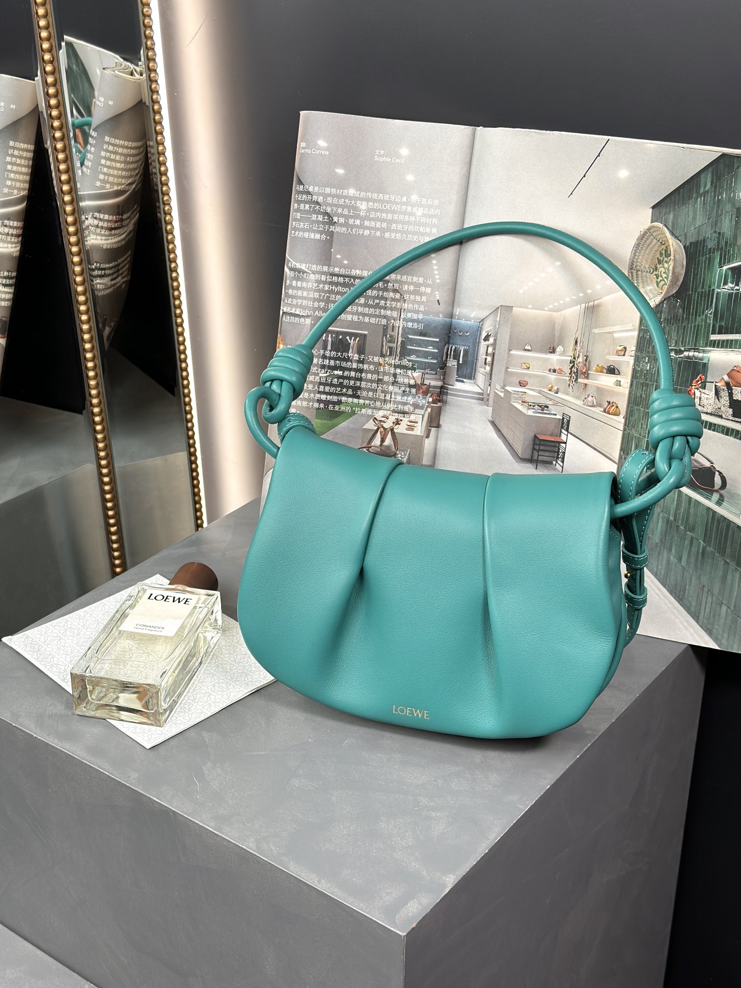 Bagsaaa L0ew* Paseo Leather Shoulder Bag Green - 26cm