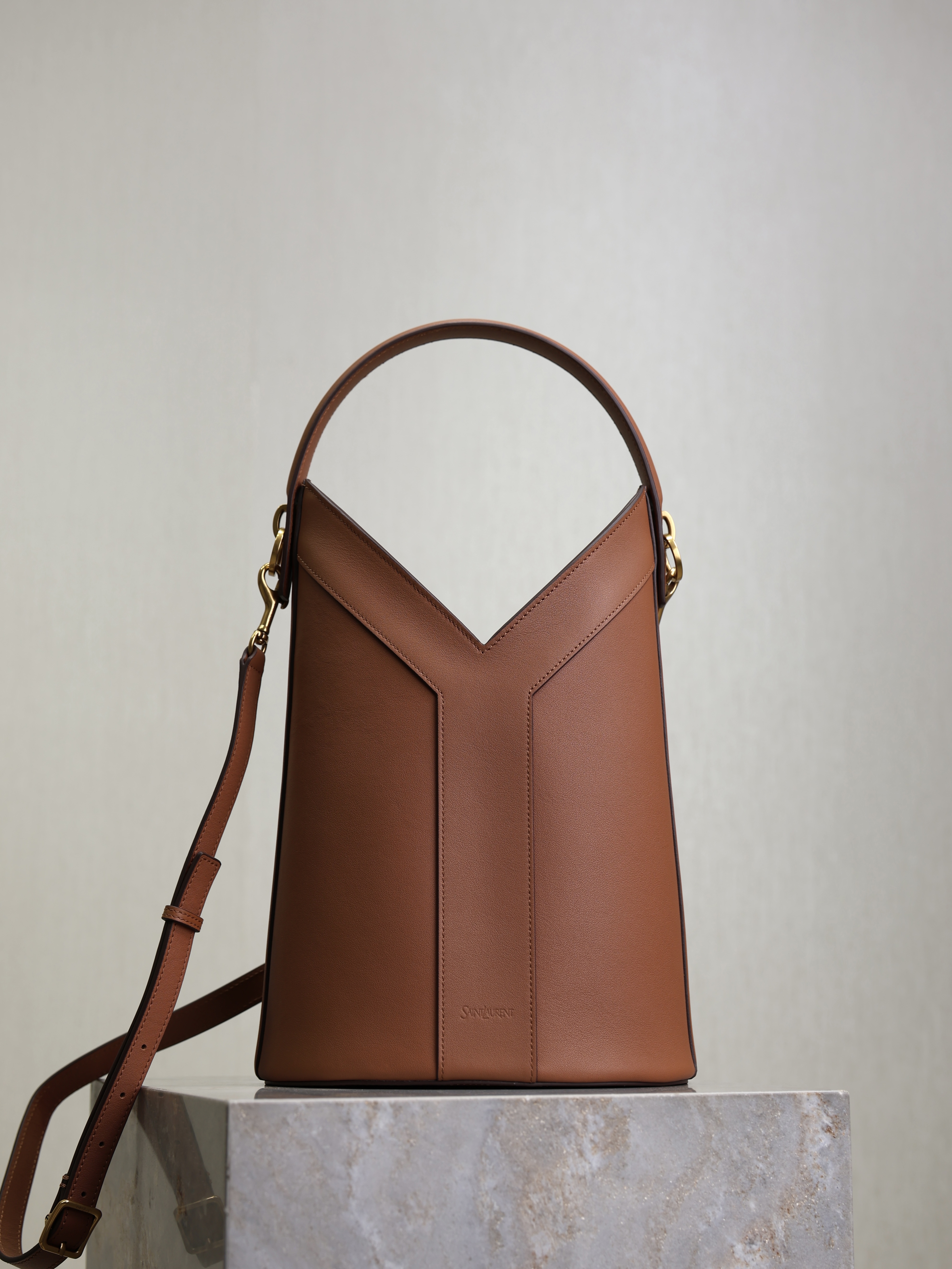 Bagsaaa Y51 Y top-handle bucket in leather 840891 brown - 34cm