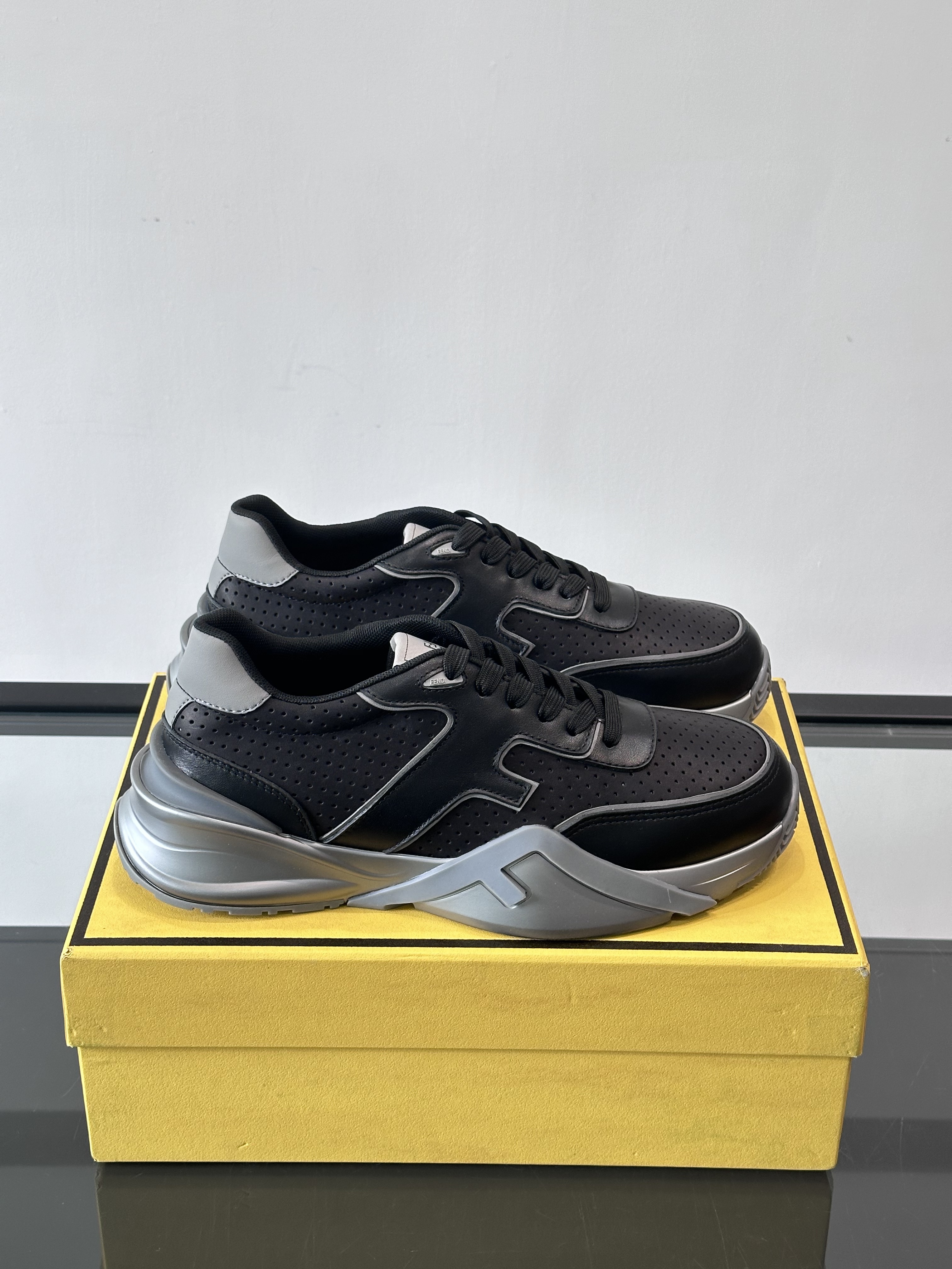 Bagsaaa F**di Flow sneaker black