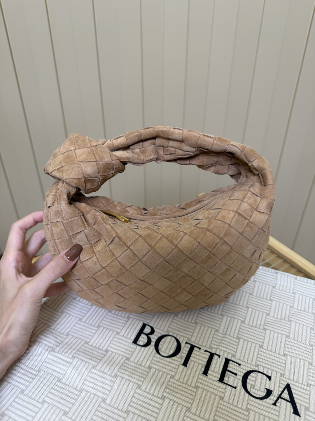 Bagsaaa B0tt*ga Ven*ta Jodie bag in beige suede - 26cm
