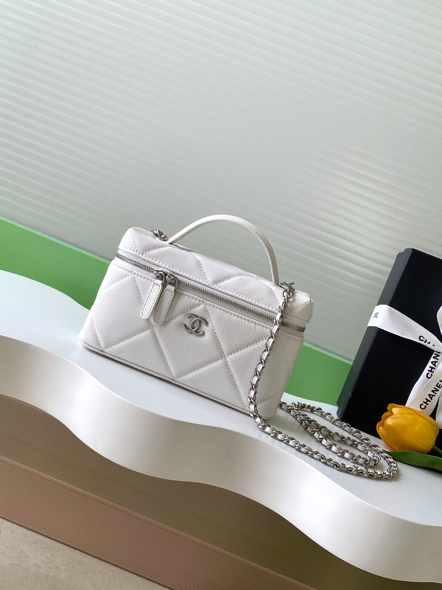 Bagsaaa Ch**el Vanity with Chain AP4936 White - 19.5cm 