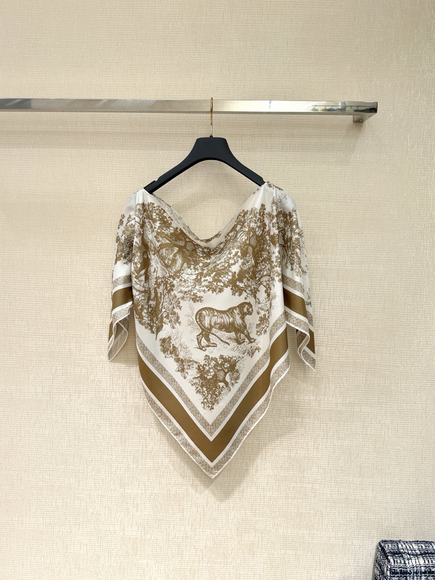 Bagsaaa D10r Toile de Jouy Sauvage D10r Silk Top Ecru and Beige Silk Twill - 130 x 66 cm