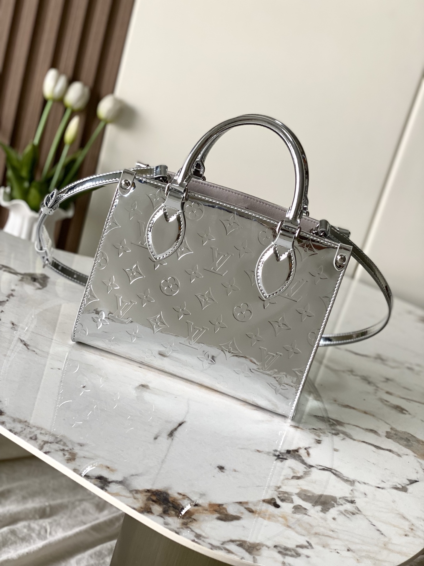 Bagsaaa L0vis Vvtt0n OnTheGo PM tote bag in the Monogram Miroir silver edition - 25cm