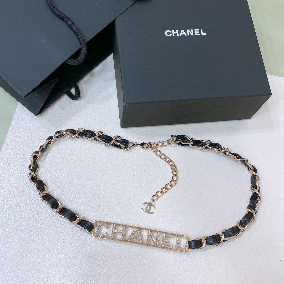 Bagsaaa Ch**el chain belt in black leather and gold-tone metal