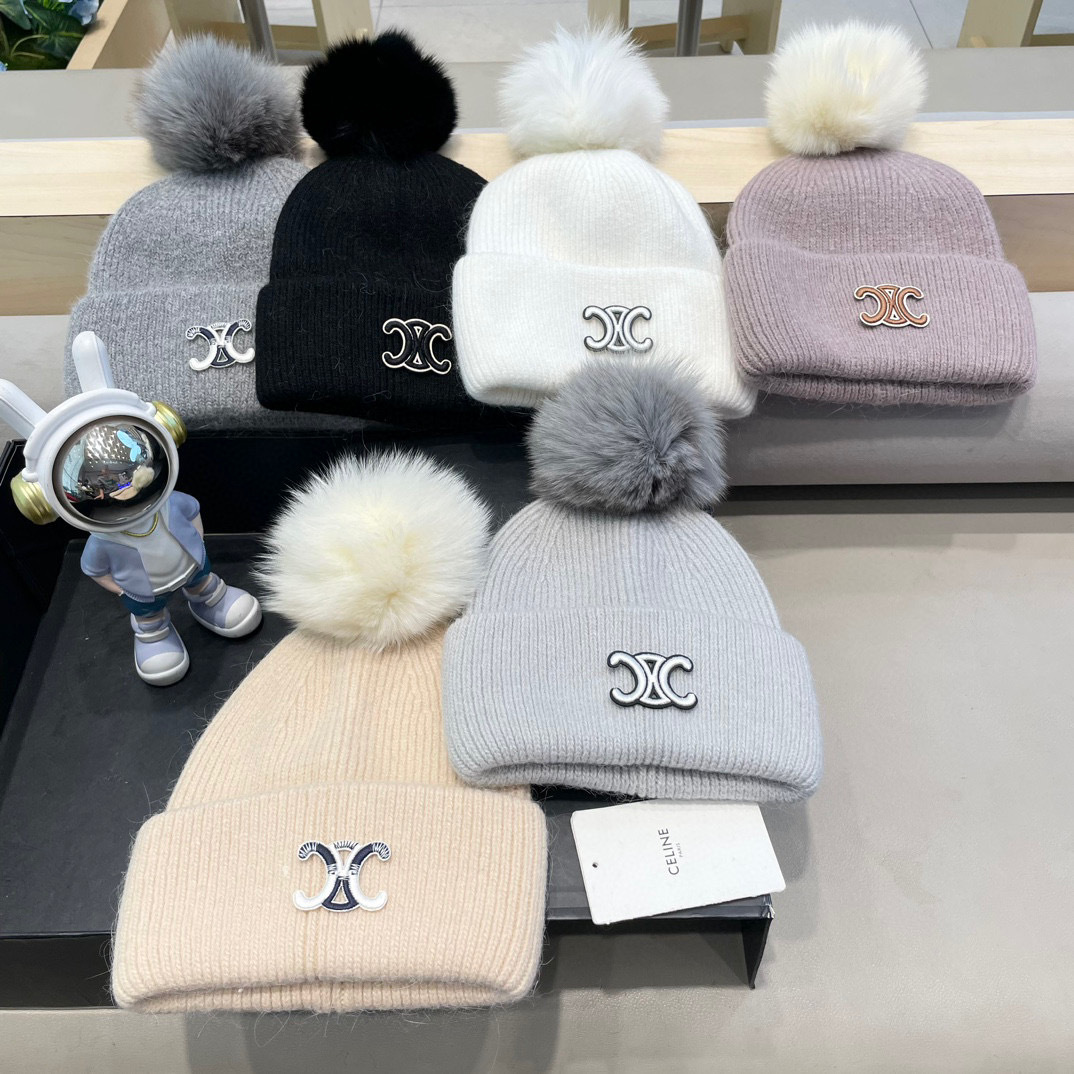 Bagsaaa Ce1i*e beanie hat with a pom-pom