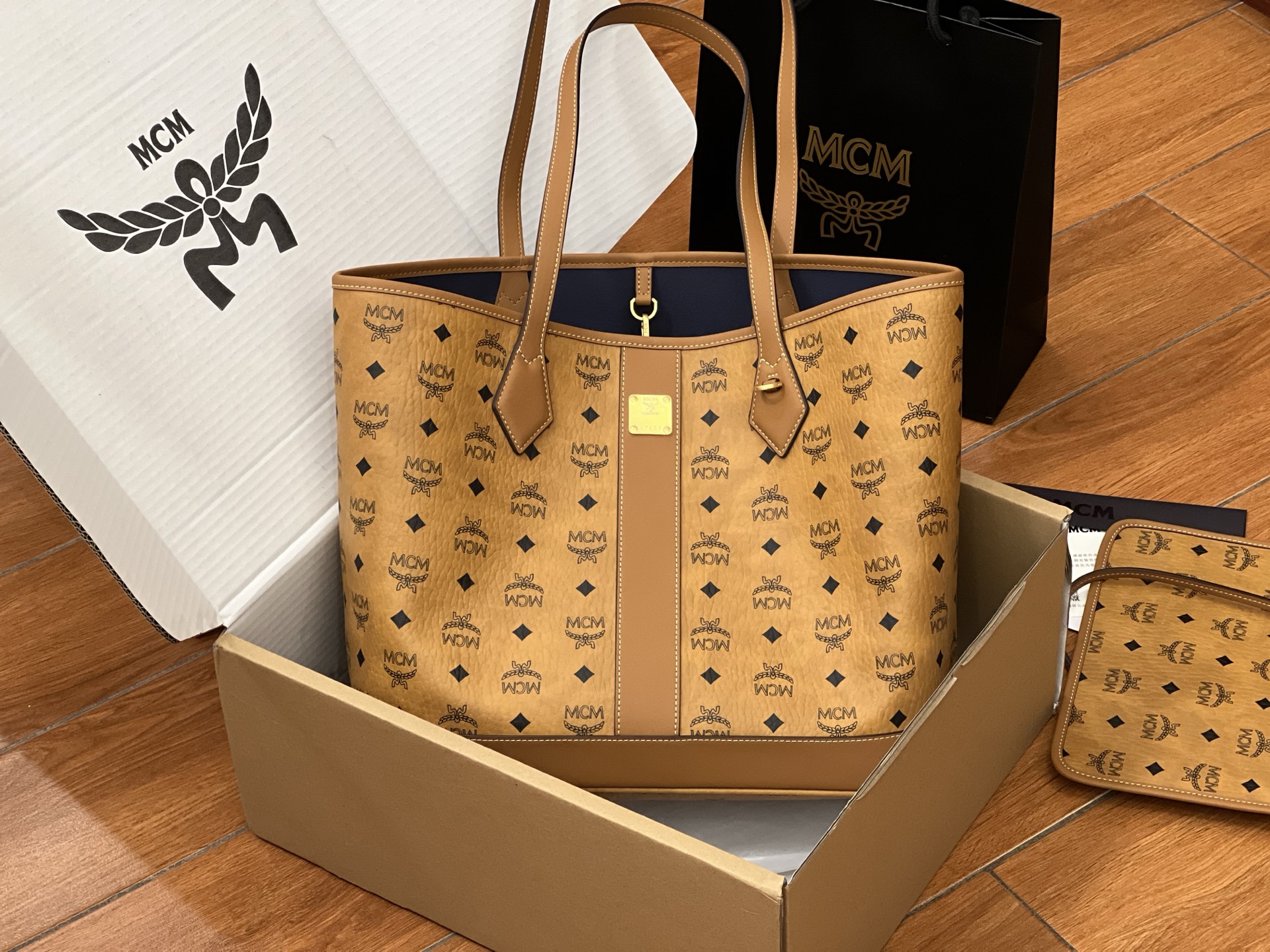 Bagsaaa MCM Medium Reversible Liz Shopper tote bag - 35cm